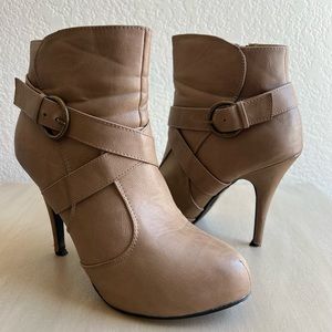 Shoedazzle 9, Womens Taupe ankle booties.
